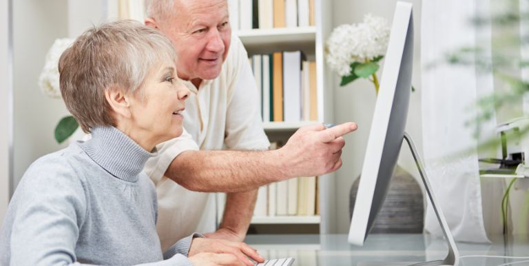 Zakochana para seniorów uczy się angielskiego online