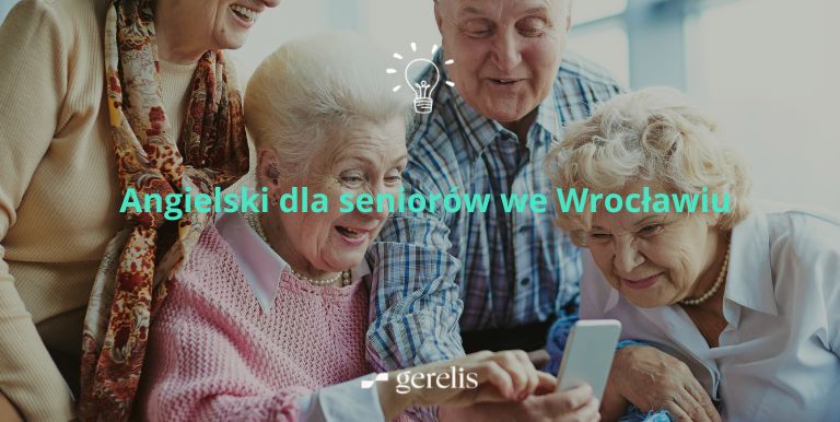 Seniorzy uczą się na telefonie angielskiego